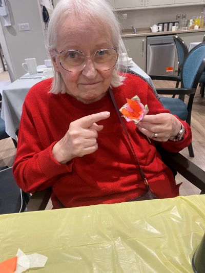 Heatherton House Residents Create Sunshine with DIY Flowers