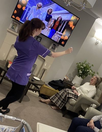 Heatherton House Residents Thrive with Morning Dance and Fun